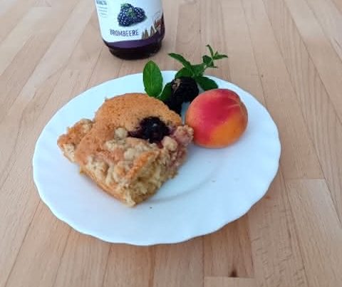 Aprikose-Brombeer Streuselkuchen
