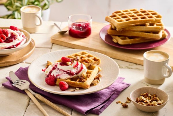 Buchweizenwaffeln mit rosa Früchtequark (glutenfrei)