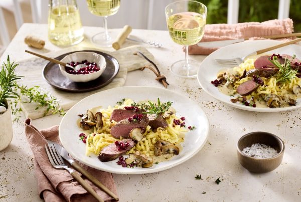Rosa Rehrücken mit Preiselbeerkaviar (Molekularküche)