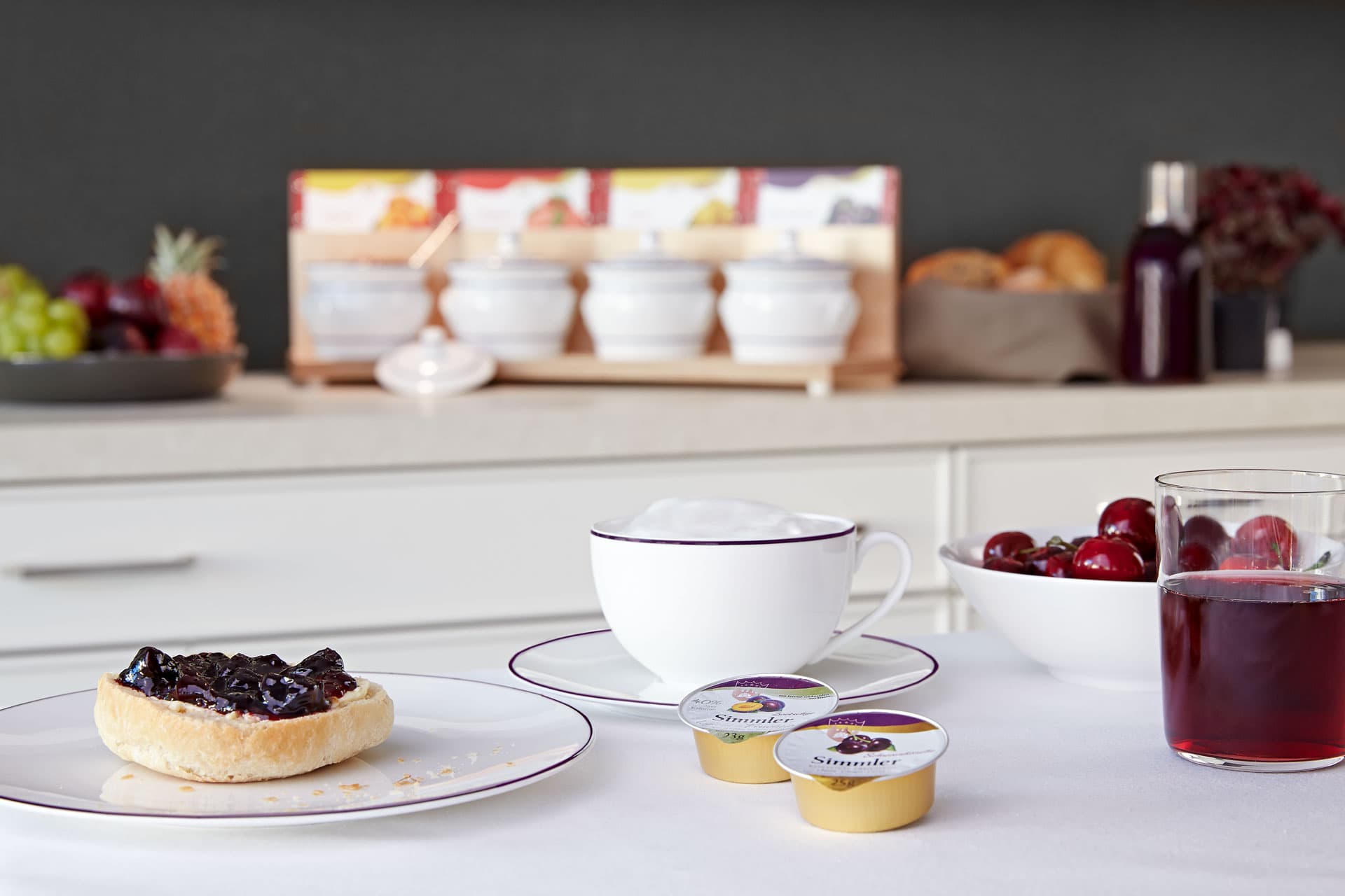 Schwarzkirsch Marmelade Portion auf dem Frühstückstisch